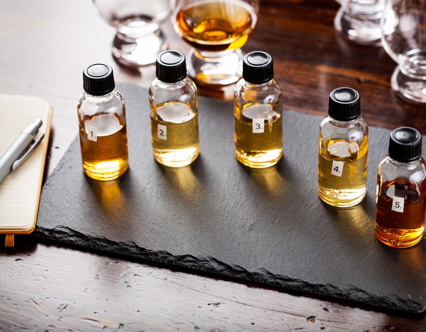 Botellas de muestras de whisky numeradas colocadas en una mesa