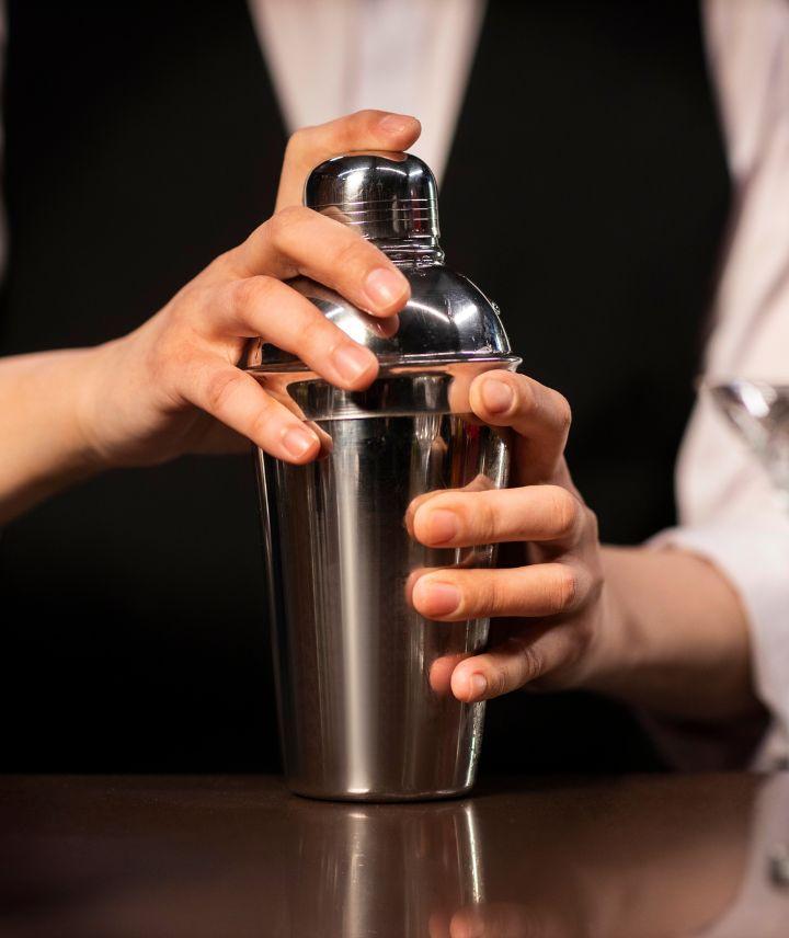 imagem de um bartender segurando uma coqueteleira