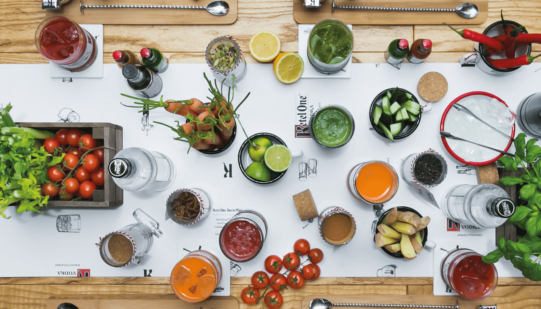 Varios Ingredientes naturales sobre un mantel de Ketel One