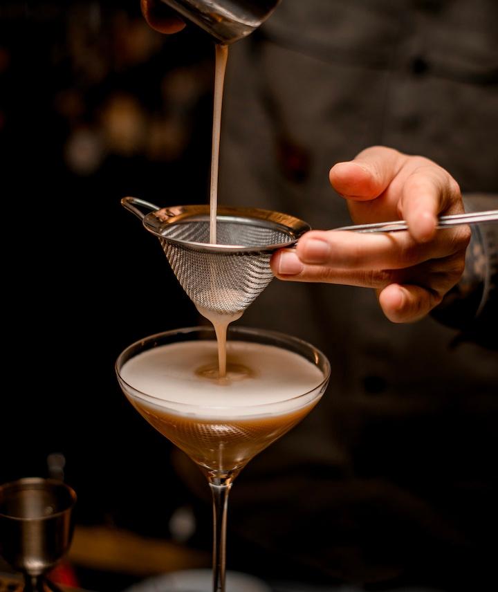 Bartender sirviendo un espresso martini