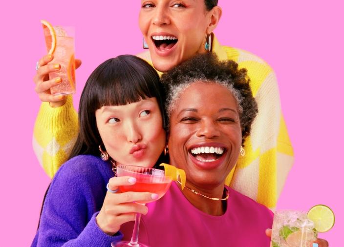 CoBuntes Bild mit 3 Frauen, die Smirnoff Cocktails in der Hand halten 