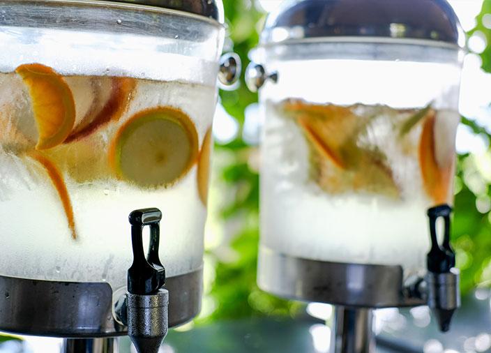 2 grifos de cóctel con fruta.