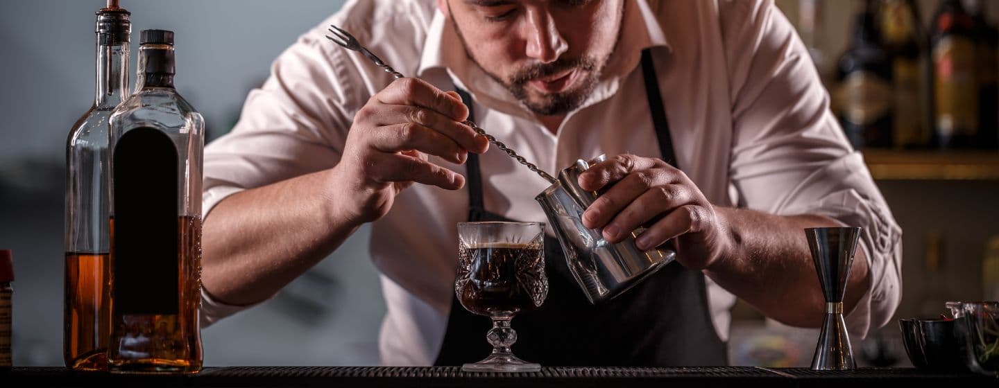 bartender preparando un coctel