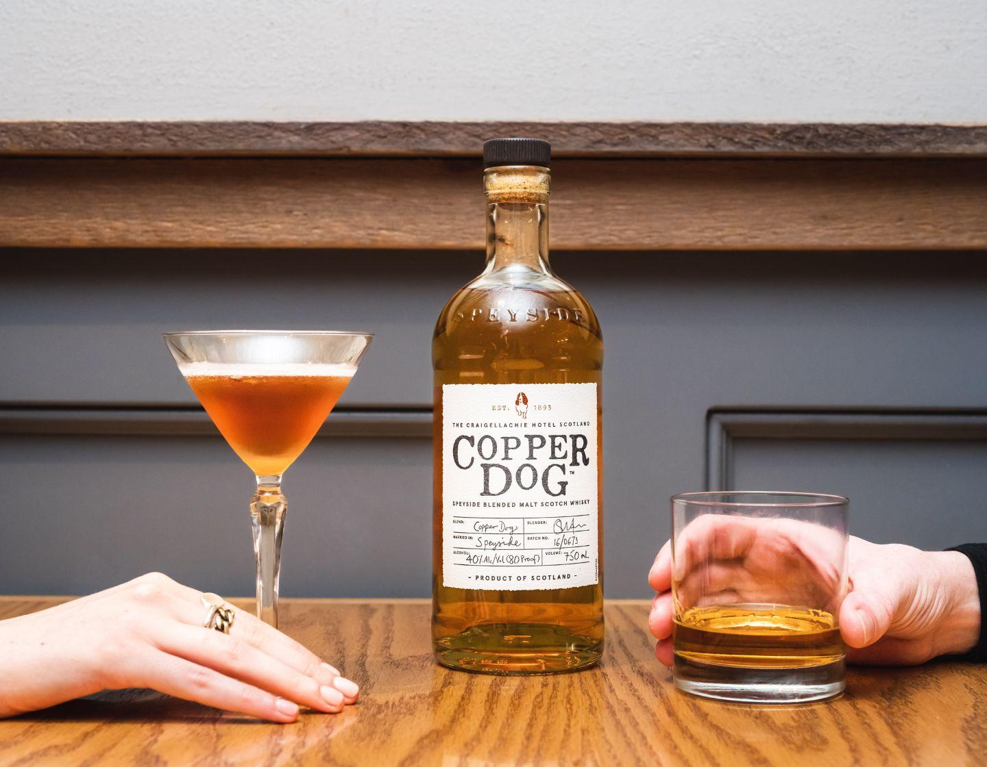Botella de Roe & Co junto a un vaso
