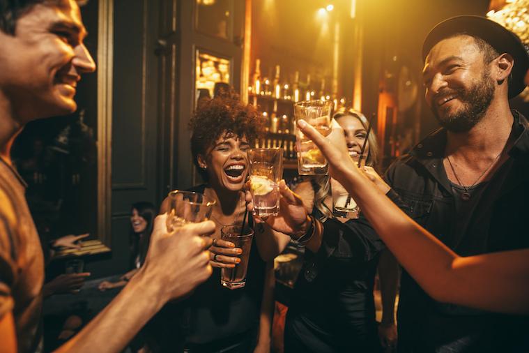 Clientes tomando bebidas y riendo juntos