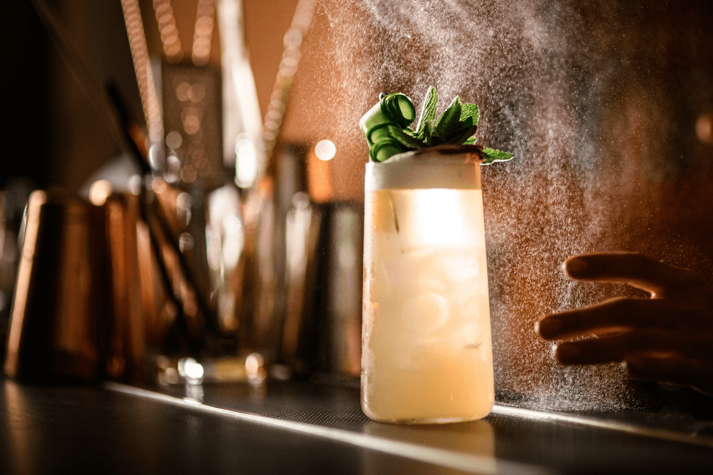 Drink amarelo sendo feito por um bartender no bar