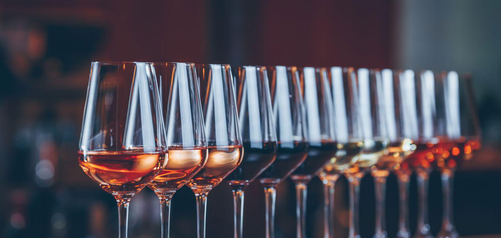 4 copas de vino alineadas en una hilera para una cata. 