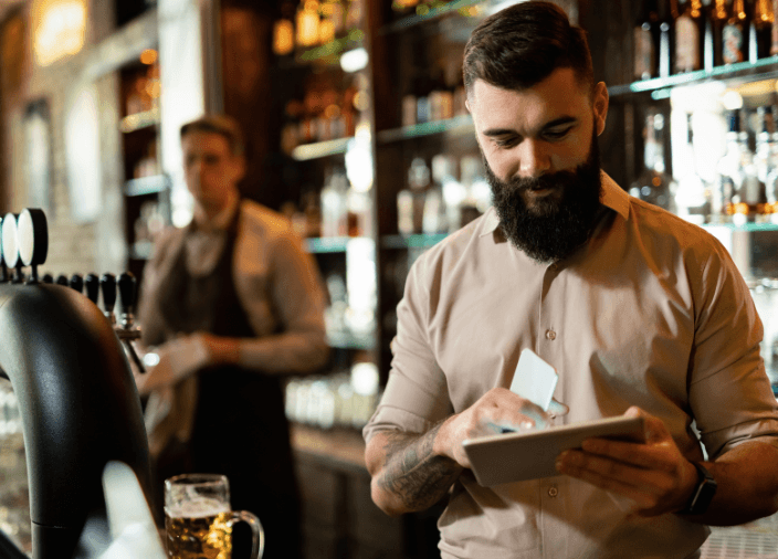 Bartender com o menu do bar em mãos
