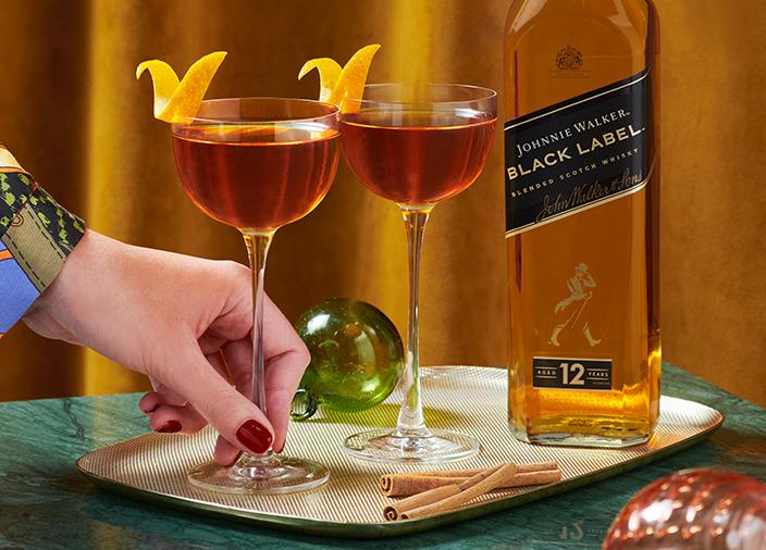 zwei cocktails neben johnny walker flasche