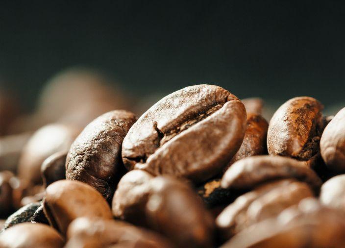 Granos de café tostados.