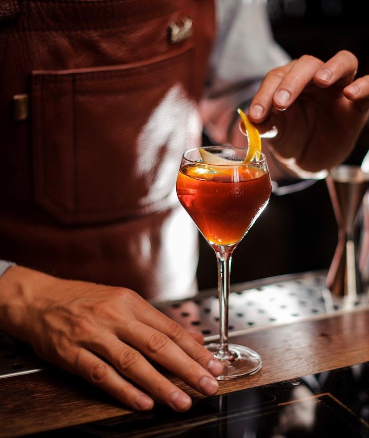 Bartender preparando bebidas