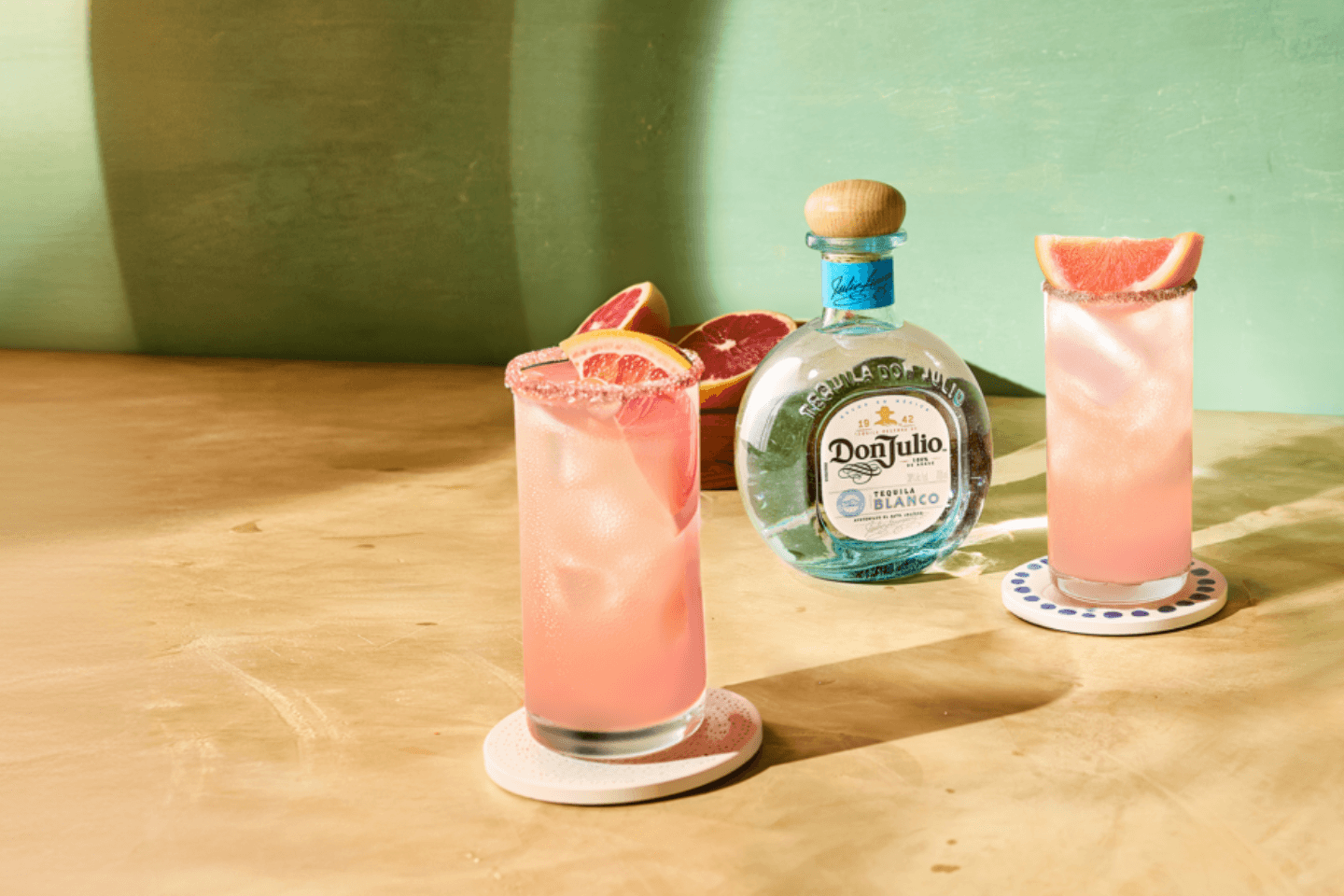 Tequila Don Julio Blanco com dois coquetéis Paloma