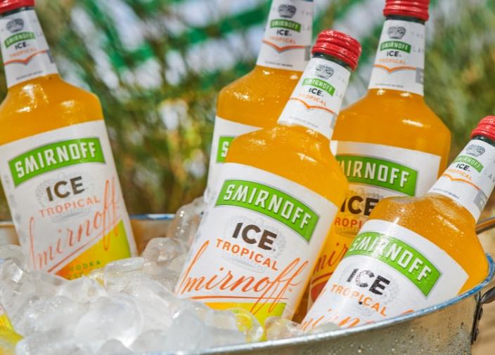 Botellas de Smirnoff Ice Tropical dentro de una cubitera de hielo