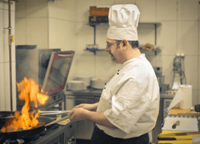 Imagem de um chefe de cozinha cozinhando
