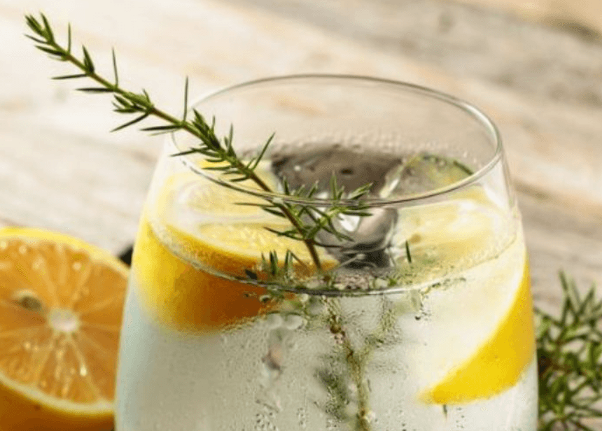 cóctel con limones