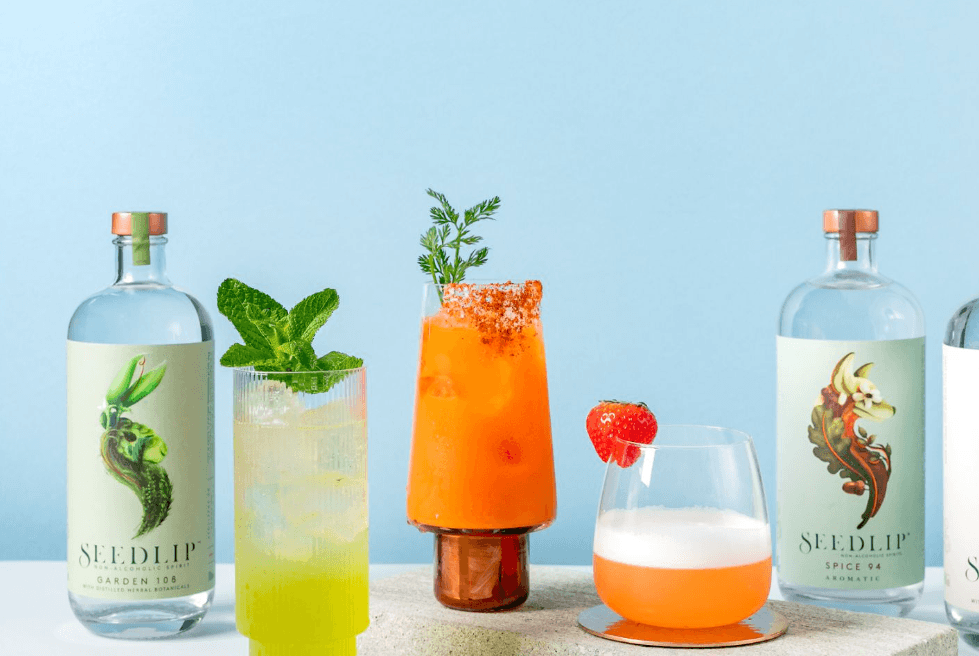 botellas de Seedlip junto a cócteles 