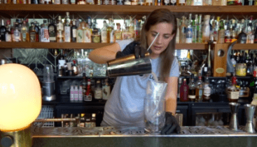 Bartender sirviendo un cóctel