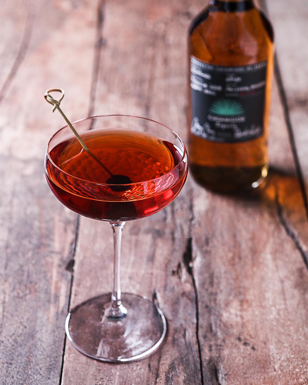 Botella de Casamigos con un cóctel