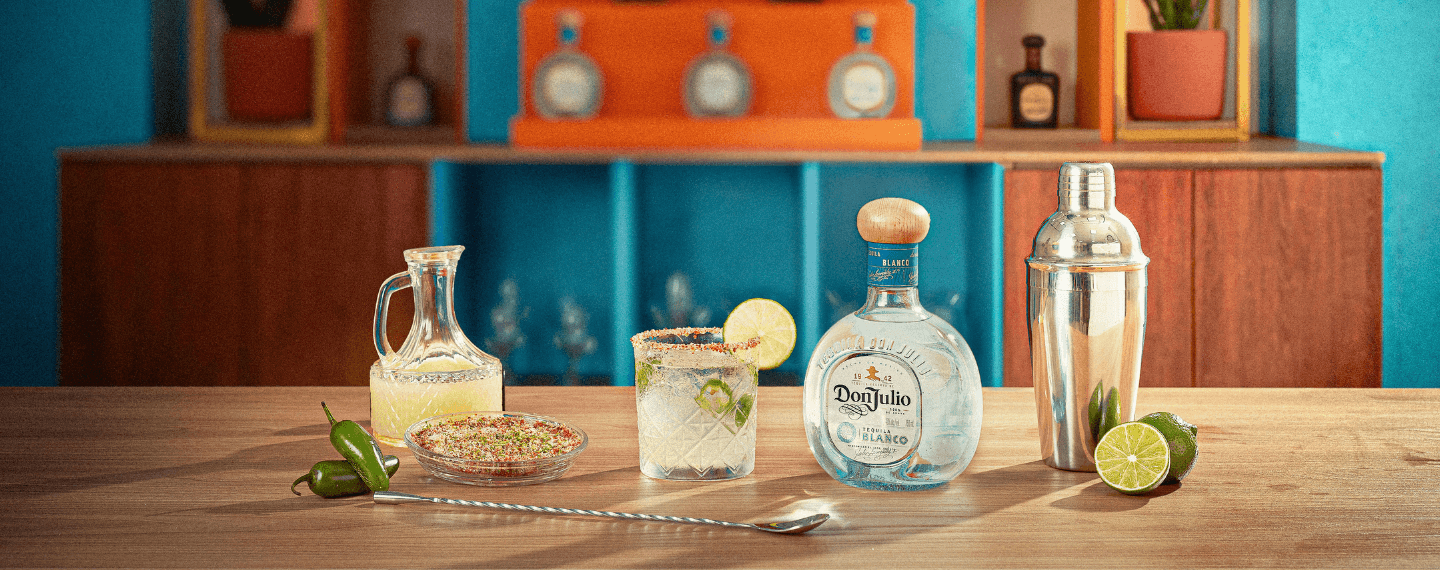 Botella de tequila Don Julio con cóctel