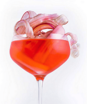 Ein roter Drink mit Ringelblumen