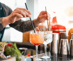 Bartender agitando dos cocteles