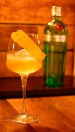 cóctel a base de tanqueray