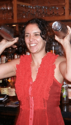 bartender mujer agitando 
