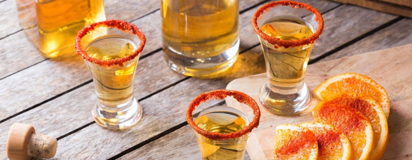 3 cócteles picantes con rodajas de naranja