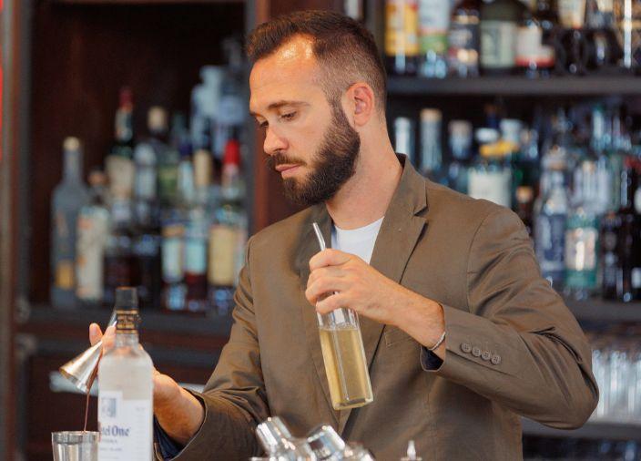 Christos Klouvatos preparando un cóctel en un bar.