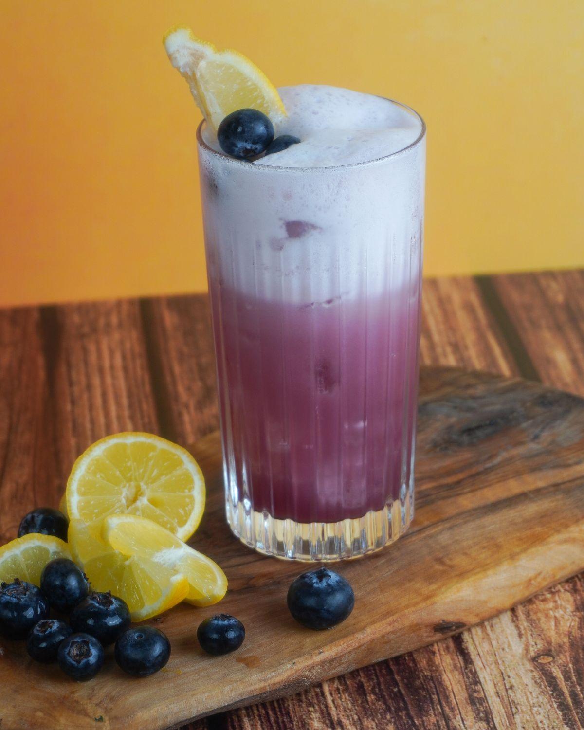 Cócte Blueberry gin fizz