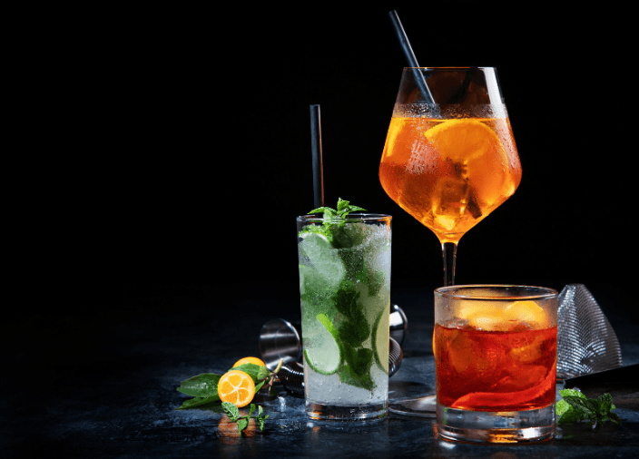 Foto de um mojito, aperol spritz e negroni
