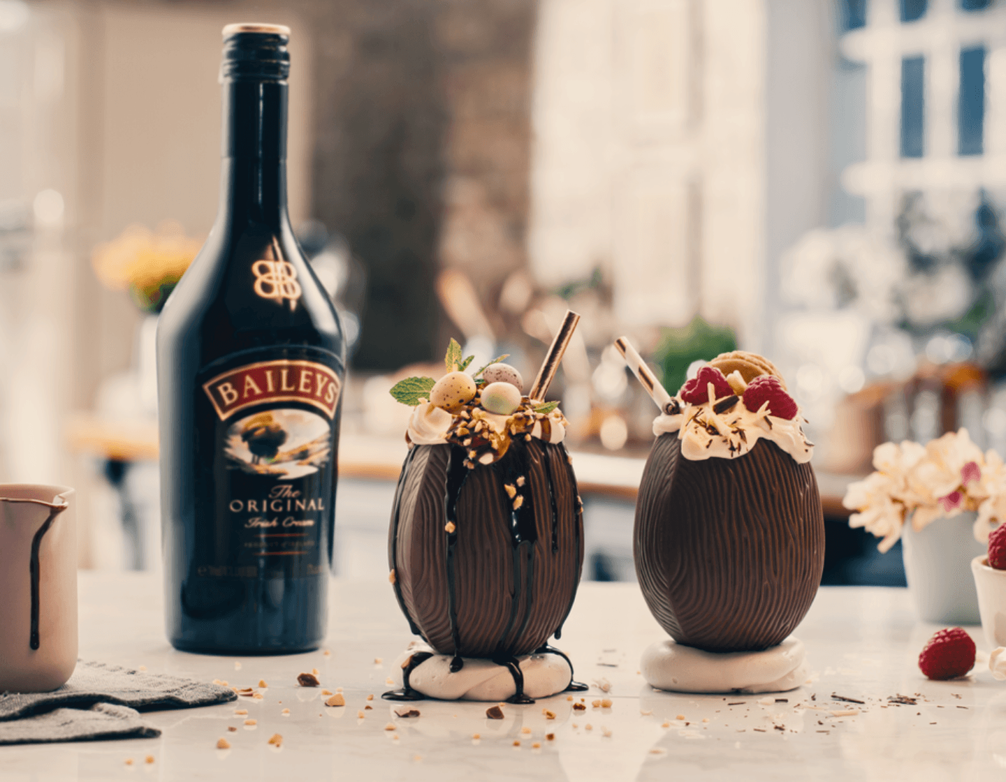 Eine Flasche Baileys mit 2 Cocktails in Schokolade
