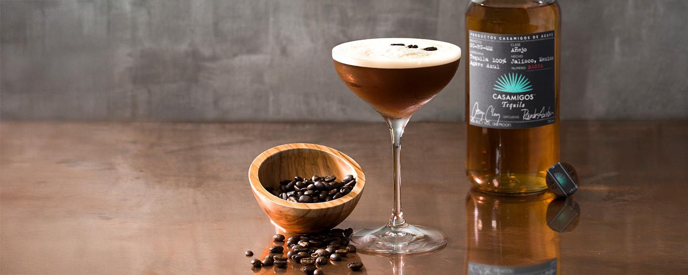 Botella Casamigos y cóctel