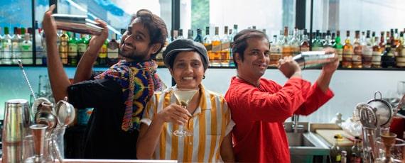 fay con sus compañeros bartenders