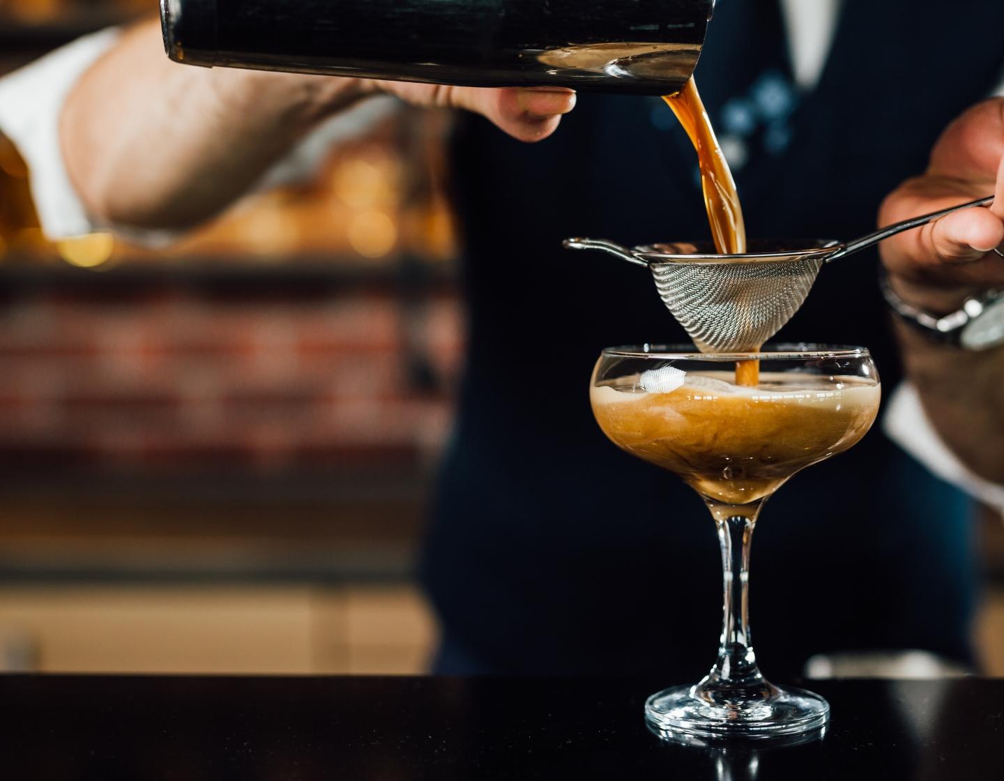 bartender sirviendo un espresso martini