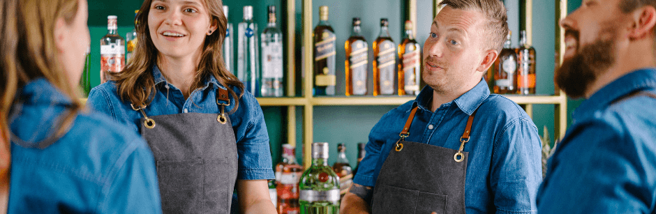 Dos mujeres en un bar estableciendo una conversación 