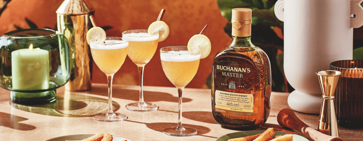 buchana’s deluxe cocktails with lemon wedges