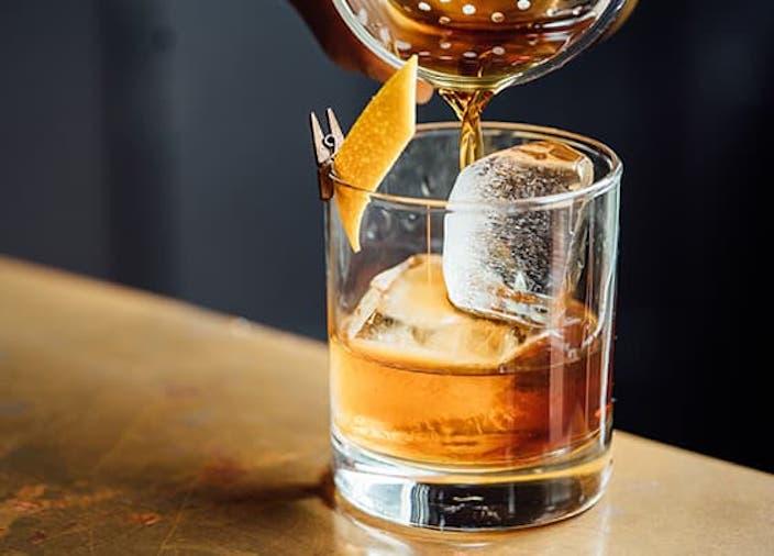 Ein Drink auf einem Holztisch