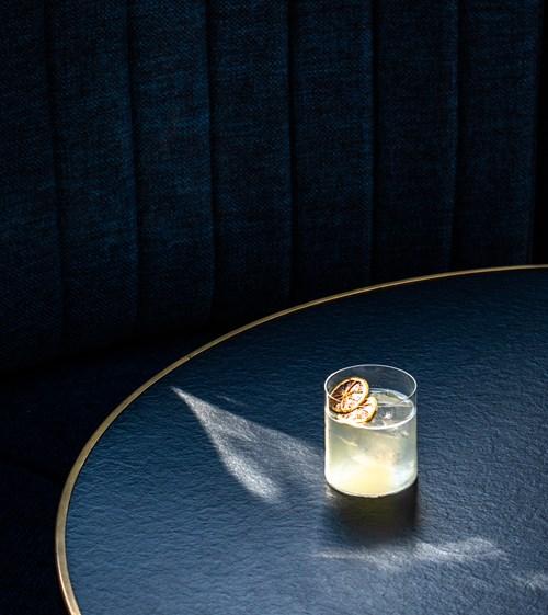 Bebida premium sobre una mesa