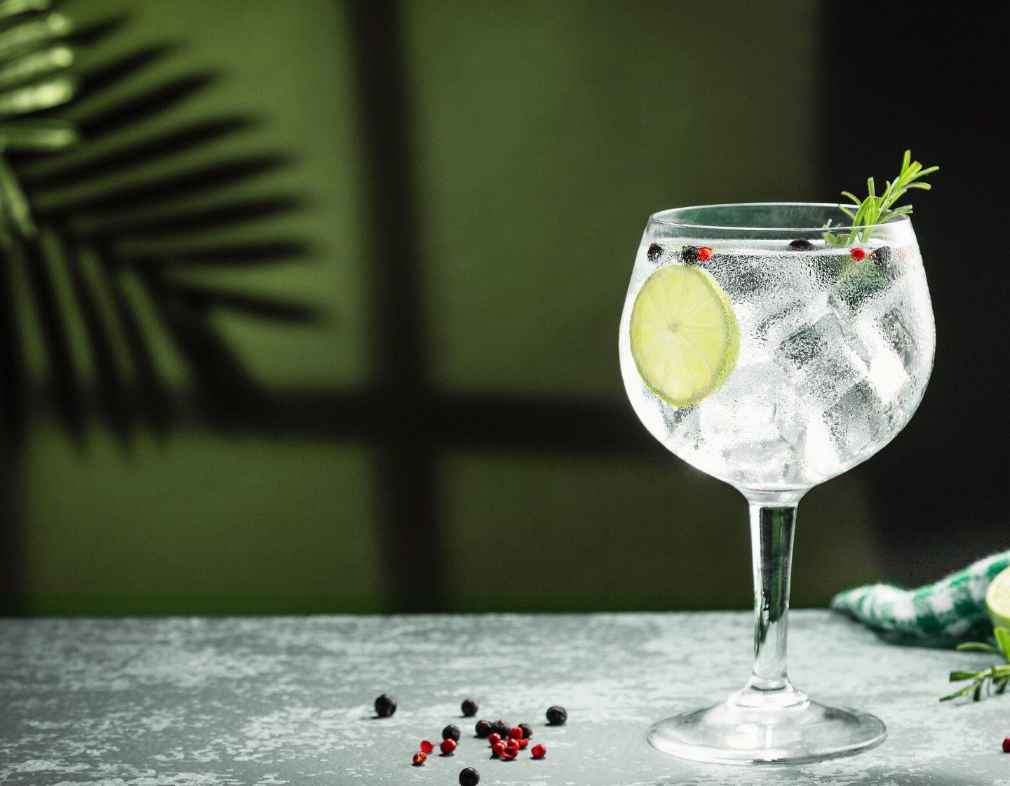  Gin-tonic, adornado con una copa de ginebra.