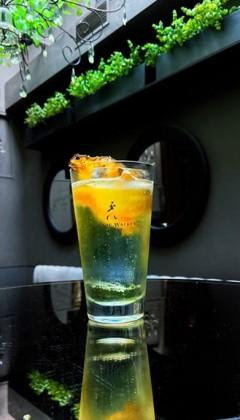 vaso de coctel highball y durazno