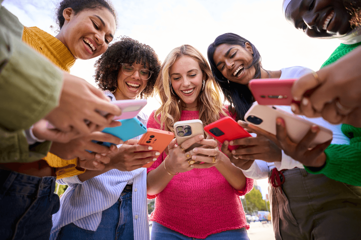 Imagem de pessoas no celular nas redes sociais