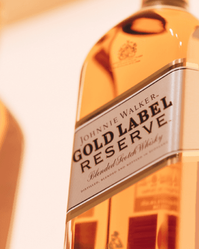botella de whisky con cócteles