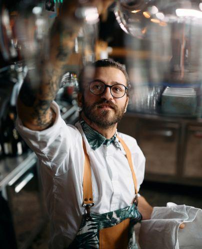 Bartender limpiando la cristalería