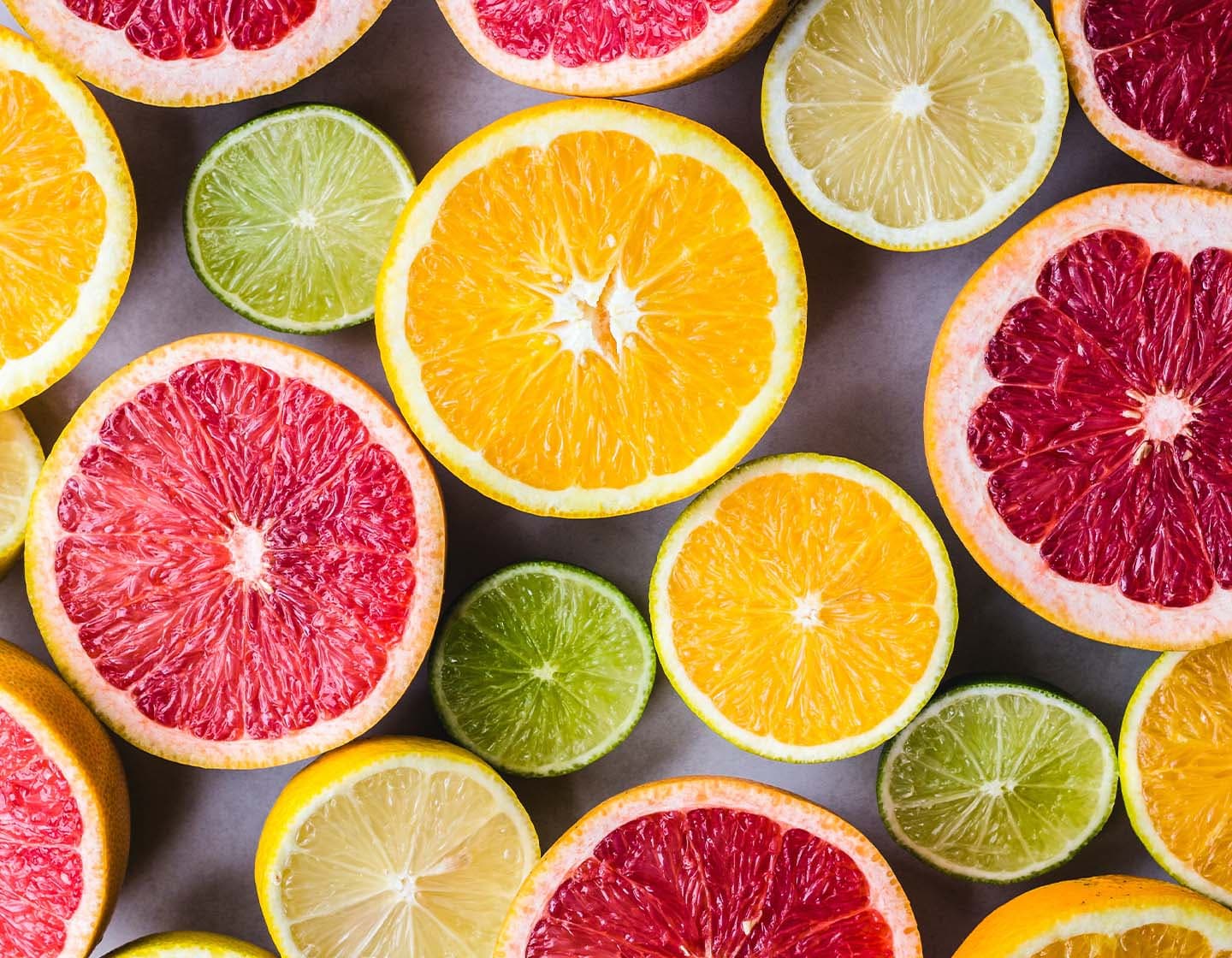Variedad de citricos en diferentes colores