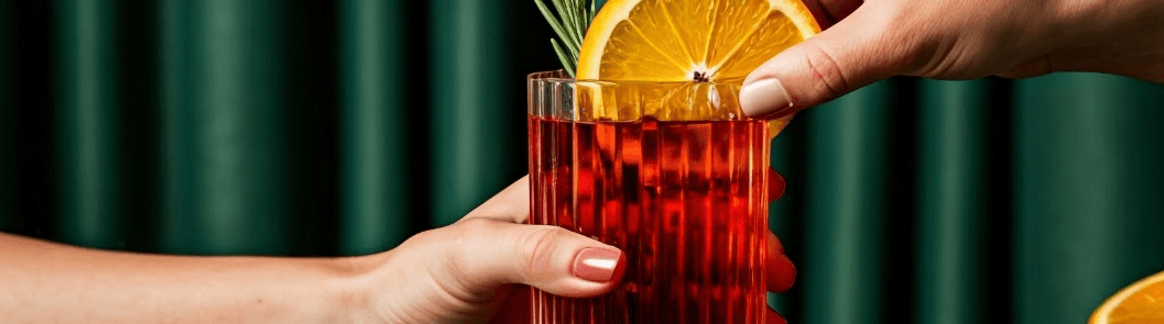 Foto de um Negroni sendo segurado por dois clientes