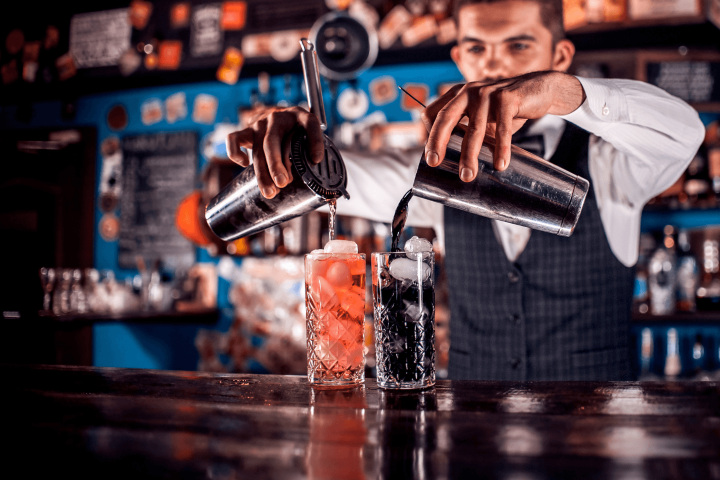 Imagem de um bartender fazendo um coquetél 