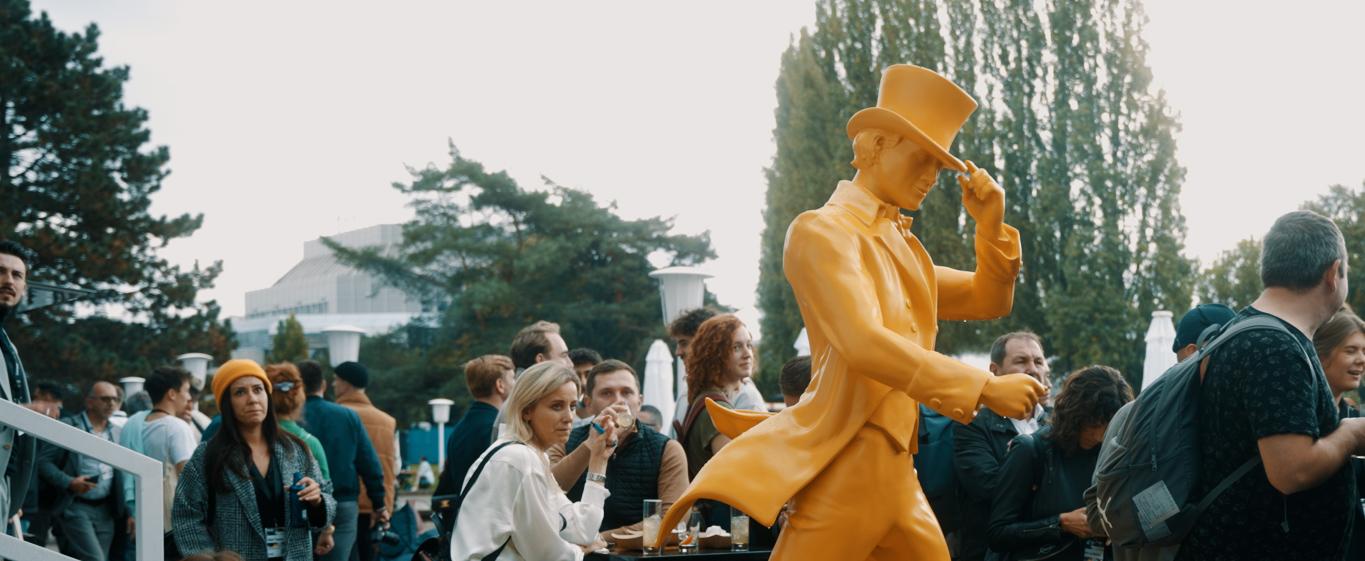 Johnnie Walker Statue in einer Menschenmenge