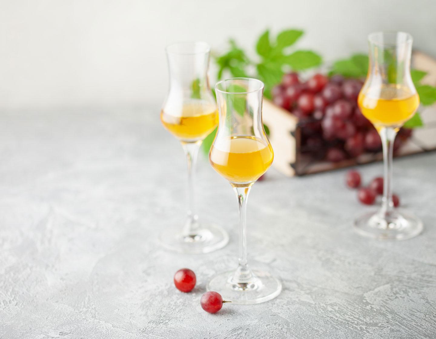 3 copas de licores con uvas