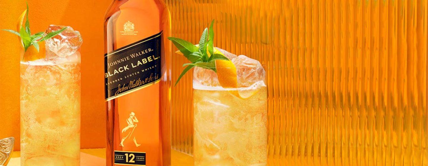 Banner Johnnie Walker black label acompañado de dos cocteles en vaso alto